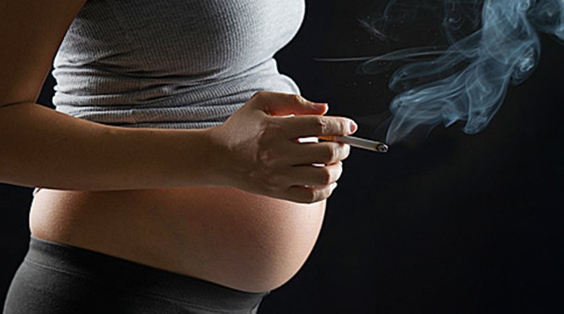 Γαλλία: Τριακόσια ευρώ επίδομα στις έγκυες για να κόψουν το κάπνισμα